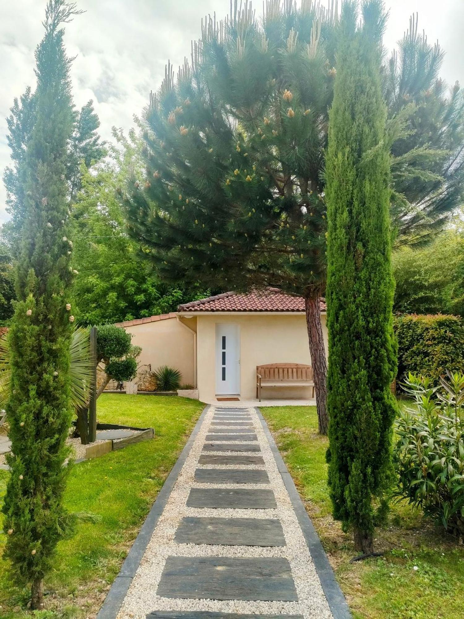 Holiday home Le Clos Fleuri Proche De Bordeaux